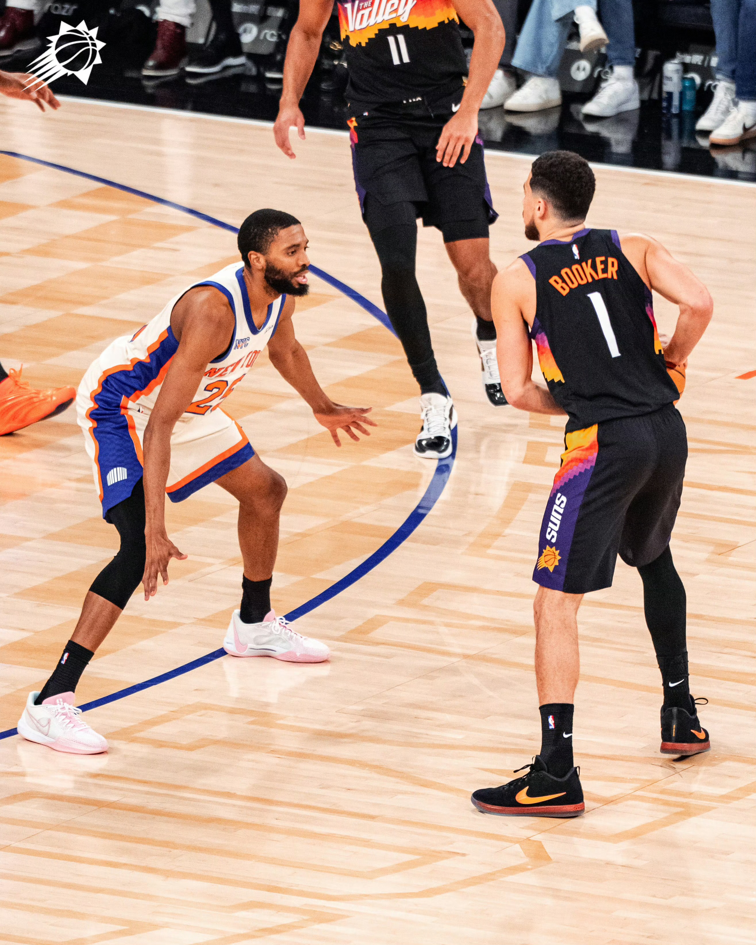 止住连败！菲尼克斯本赛季双杀尼克斯！太阳各主要轮换球员评级如下：夯：布克、古德温