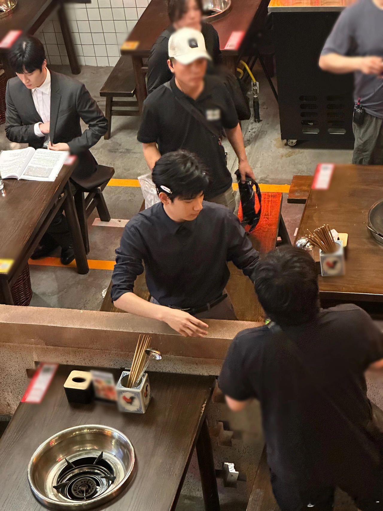 胡先煦的背影早就让我没停过馋，尤其是《即刻上场》里的西装江晨，完全是我的心头好！