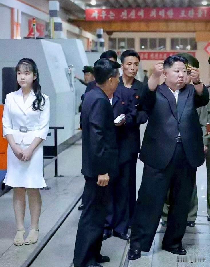 金正恩.视察车床车间并指导工作。