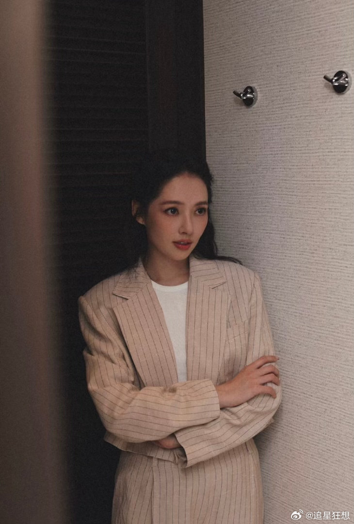 郭碧婷脱口秀首秀不好笑就露宿街头 脱口秀名场面还没消化完，她就来了。穿着仙气礼服