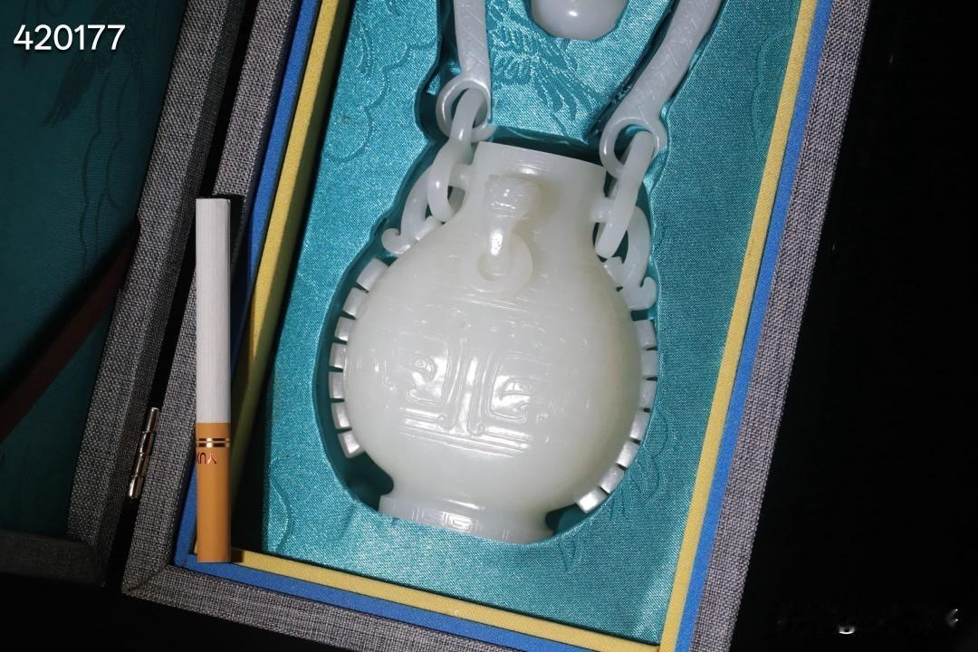 白玉兽面纹活环提梁｜赏瓶
—————————
通高18公分  瓶高11公分  长