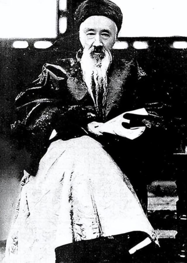 一个美国女人故意用英语和辜鸿铭交谈，辜鸿铭没理睬，美国女人冷笑起来：“他连英语都