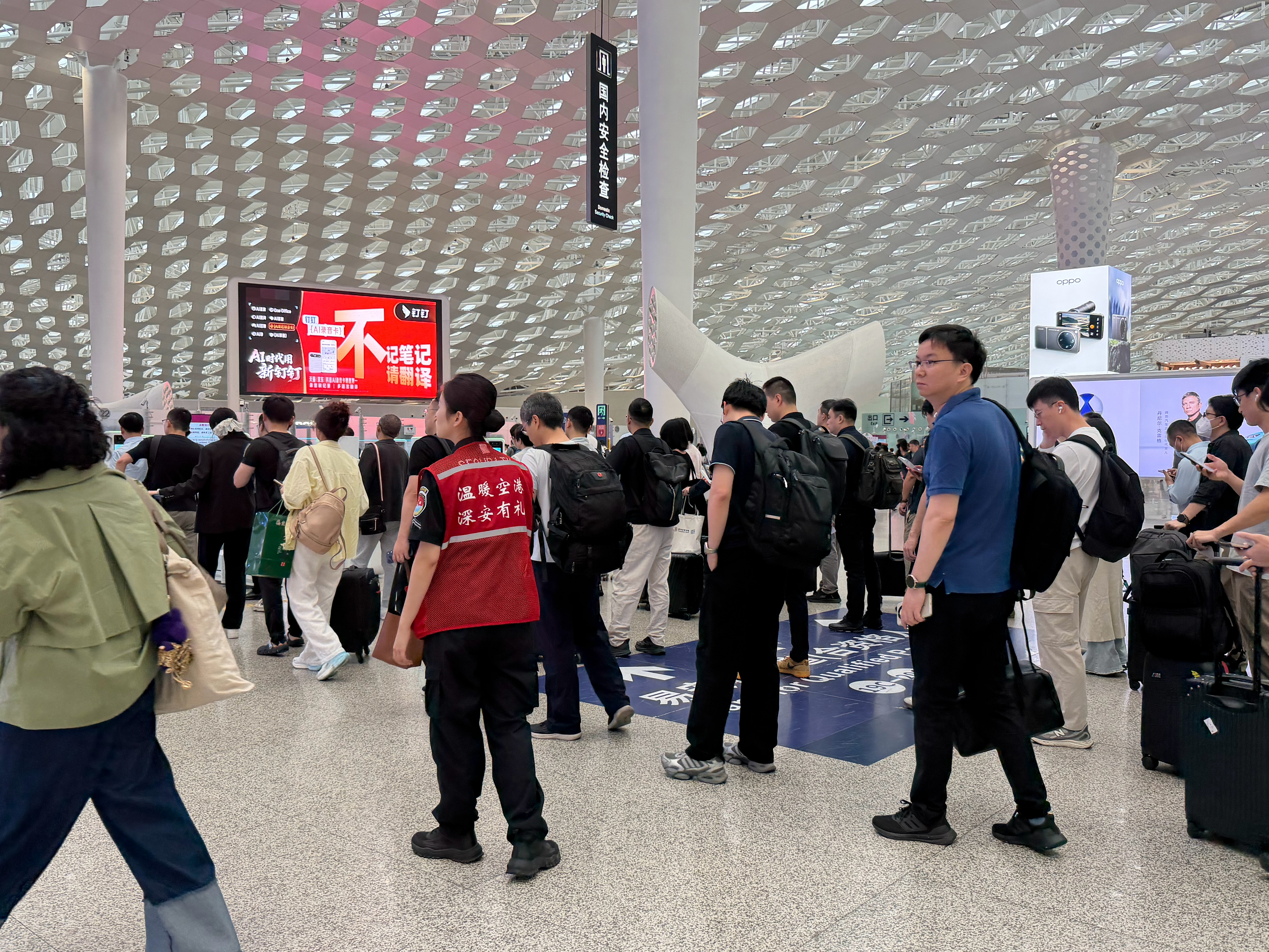 深圳机场易安检的利用率应该是全国排第一的照片是8点钟拍的看看这个排队量 深圳·深
