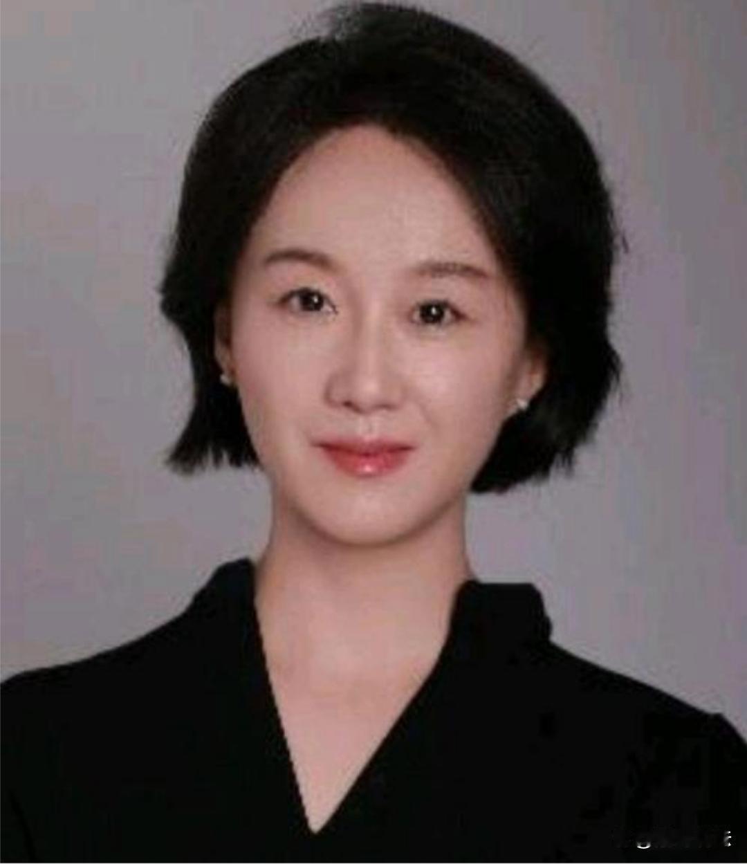 这两位女人谁更美？

认真比对了许久，突然感觉她们有点像，但又说不出来是哪里像。