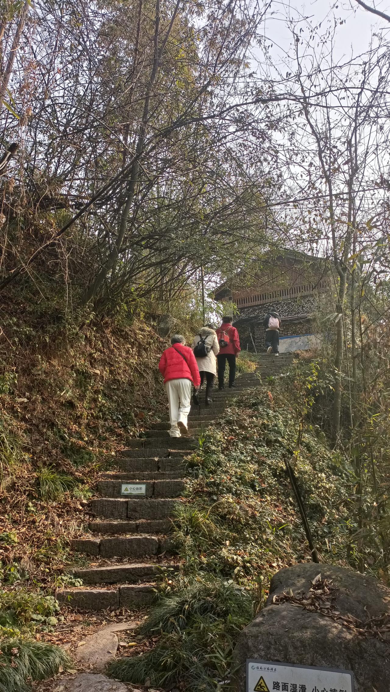 拍一张你们爬山的照片来看看今天来爬山远安庞家湾拈花谷，大山深处，处处都是老房子还