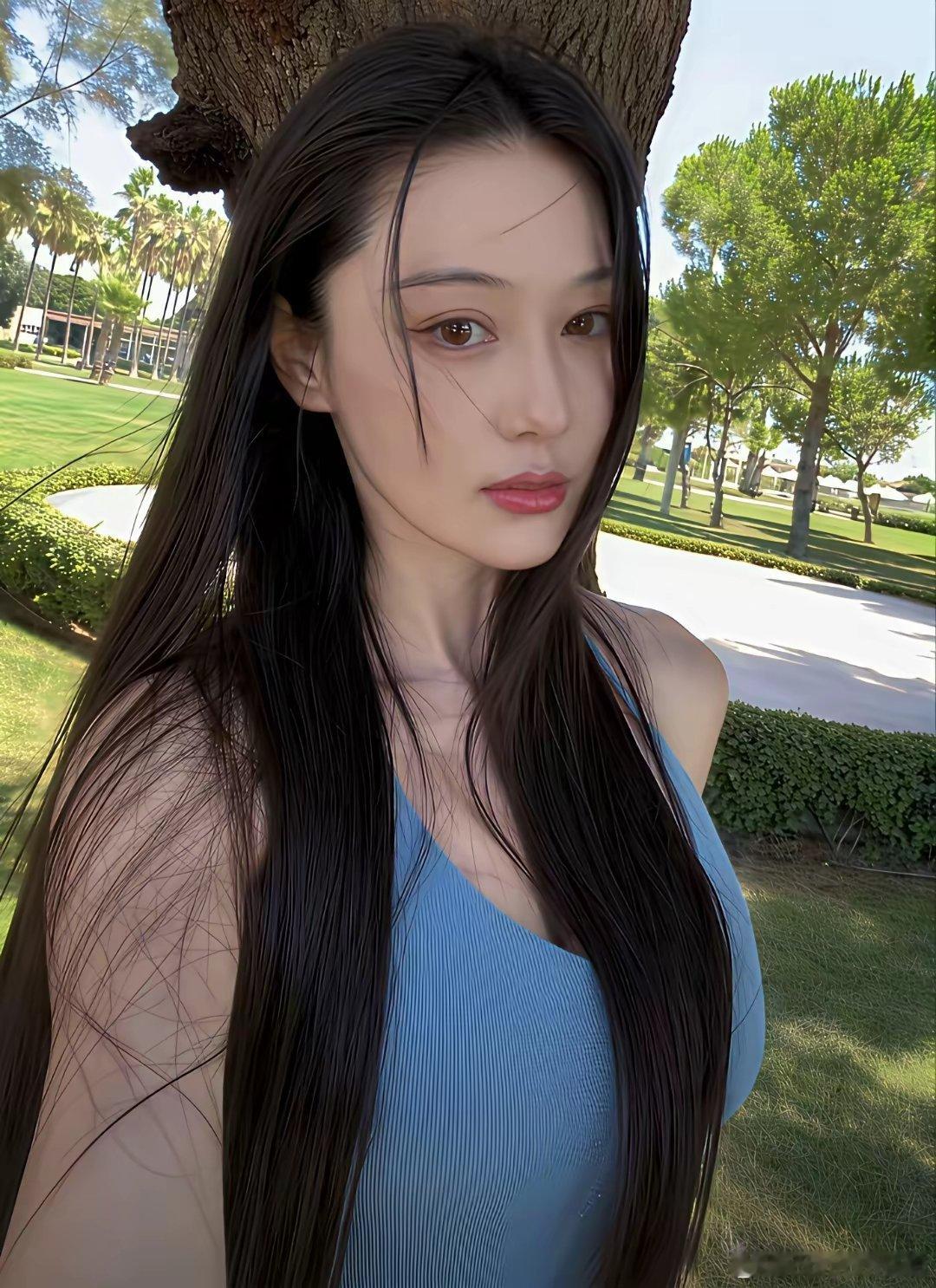 张馨予这波度假晒泳装照，被追着问婚变真的挺冤的。就因为八月底连着发了好几组海边泳