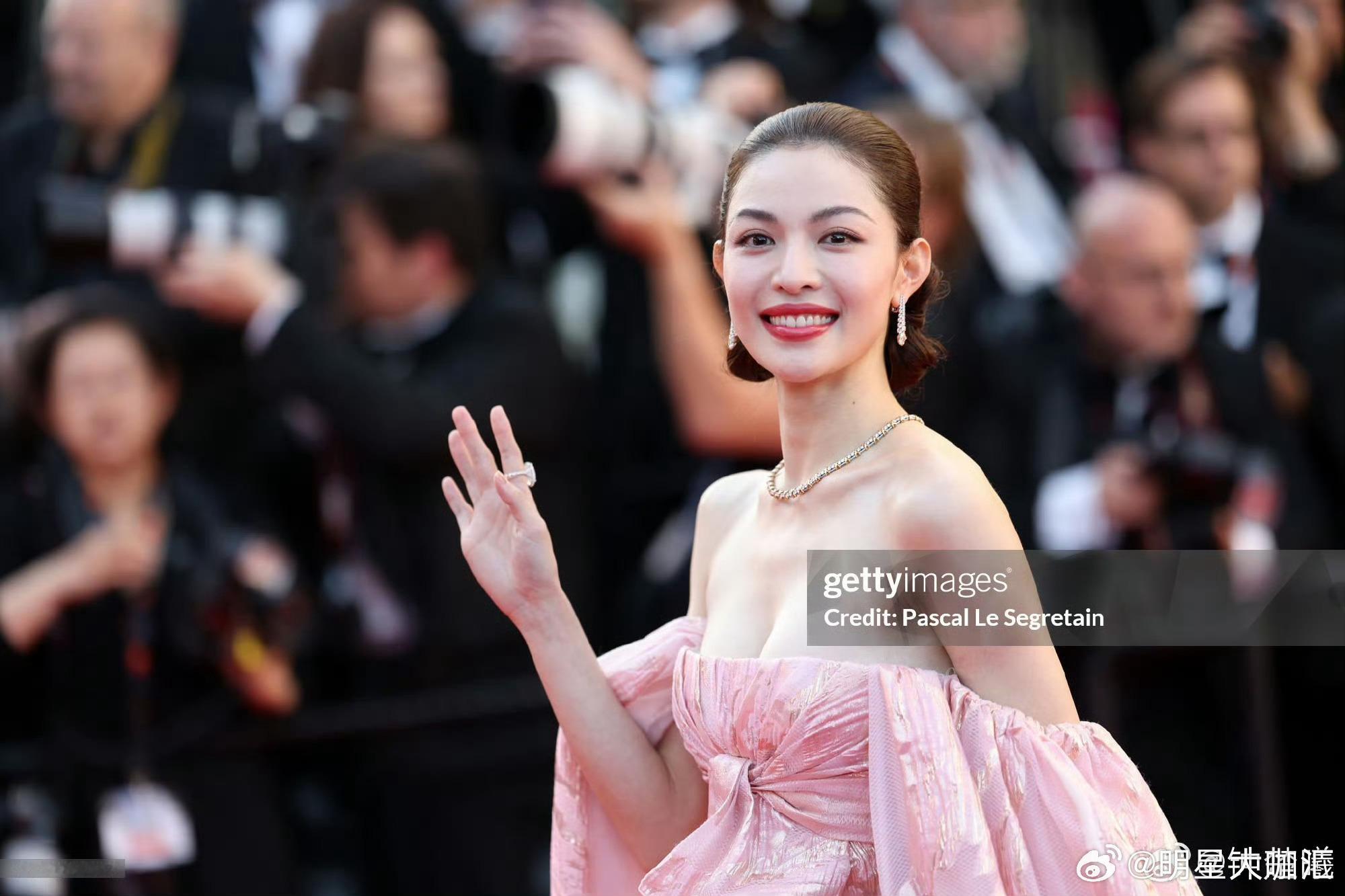 #钟楚曦发了G社图#钟楚曦亮相戛纳电影节大都会首映礼红毯，粉色抹胸礼服超大气，G