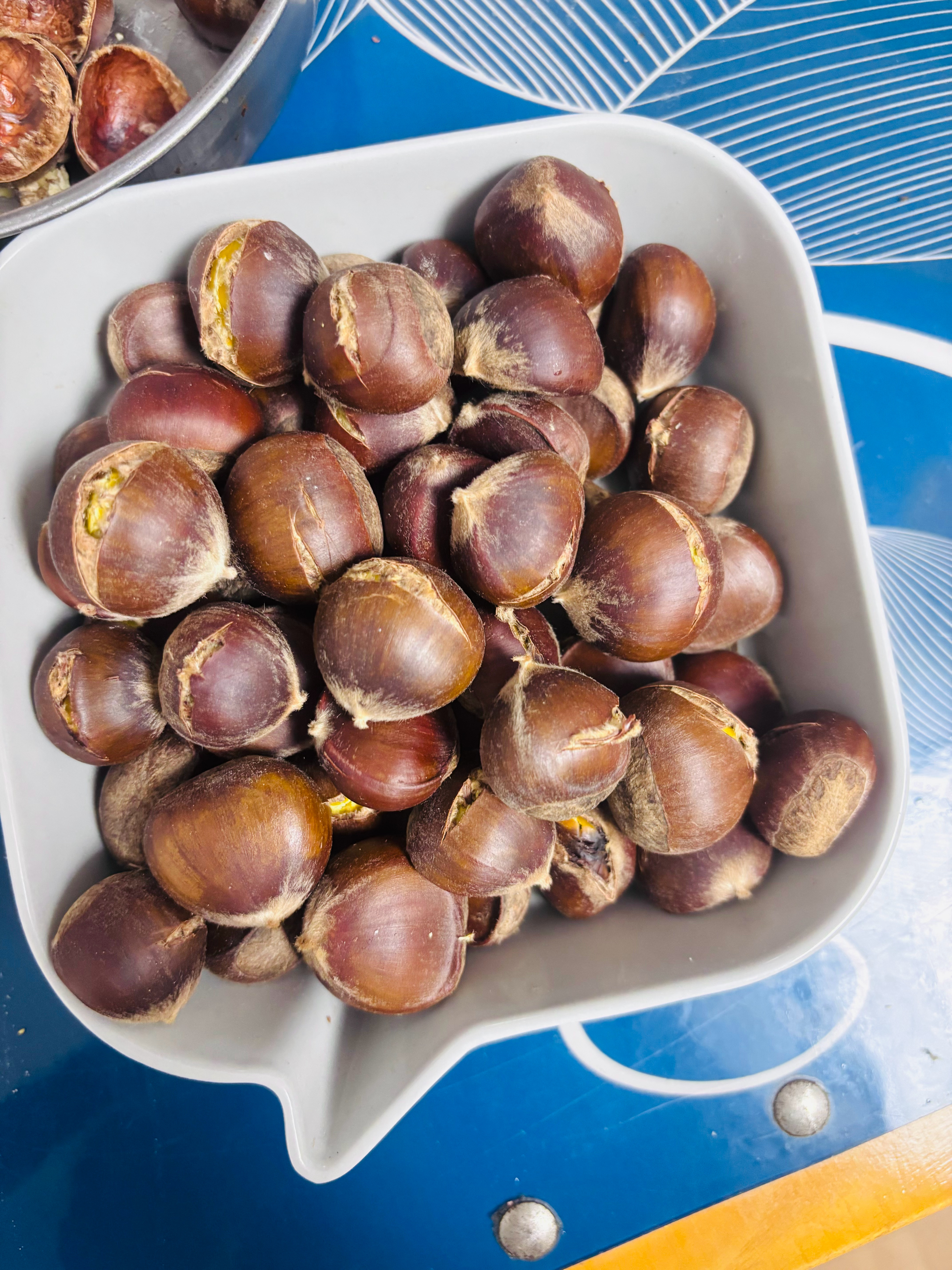 宝爸去年买的板栗🌰买的太多了，放冰箱里，现在还没吃完。刚才妈妈用烤箱烤了一盘出