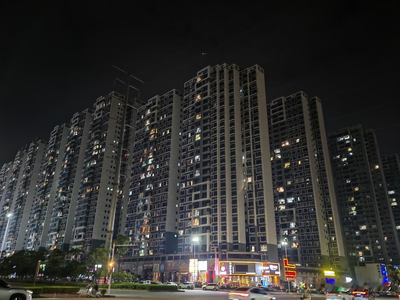房地产冷热不均
暂住防城港，昨晚到小区周边散步，逛了一圈，几个小区相邻，但抬眼望
