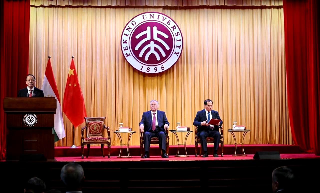 🇹🇯🇨🇳塔吉克斯坦总统拉赫蒙到访北大。
5月12日下午，北京大学向拉赫蒙