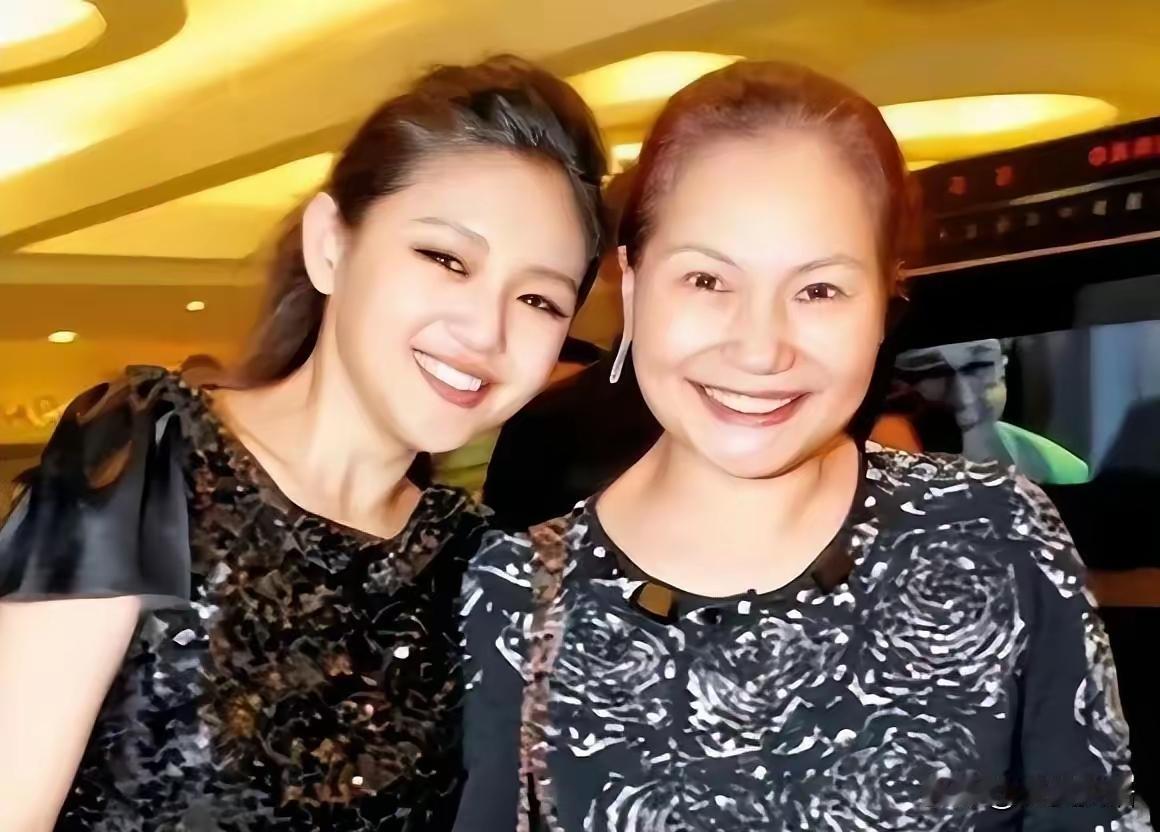 大S妈这两天对着媒体哭诉“快被赶出去了”，说自己身心俱疲，快成半死状态，还说不理