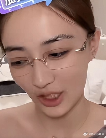 徐璐自爆办了终身美容卡，结果美容院倒闭了。 近日，徐璐在直播中说：“我去美容院脱