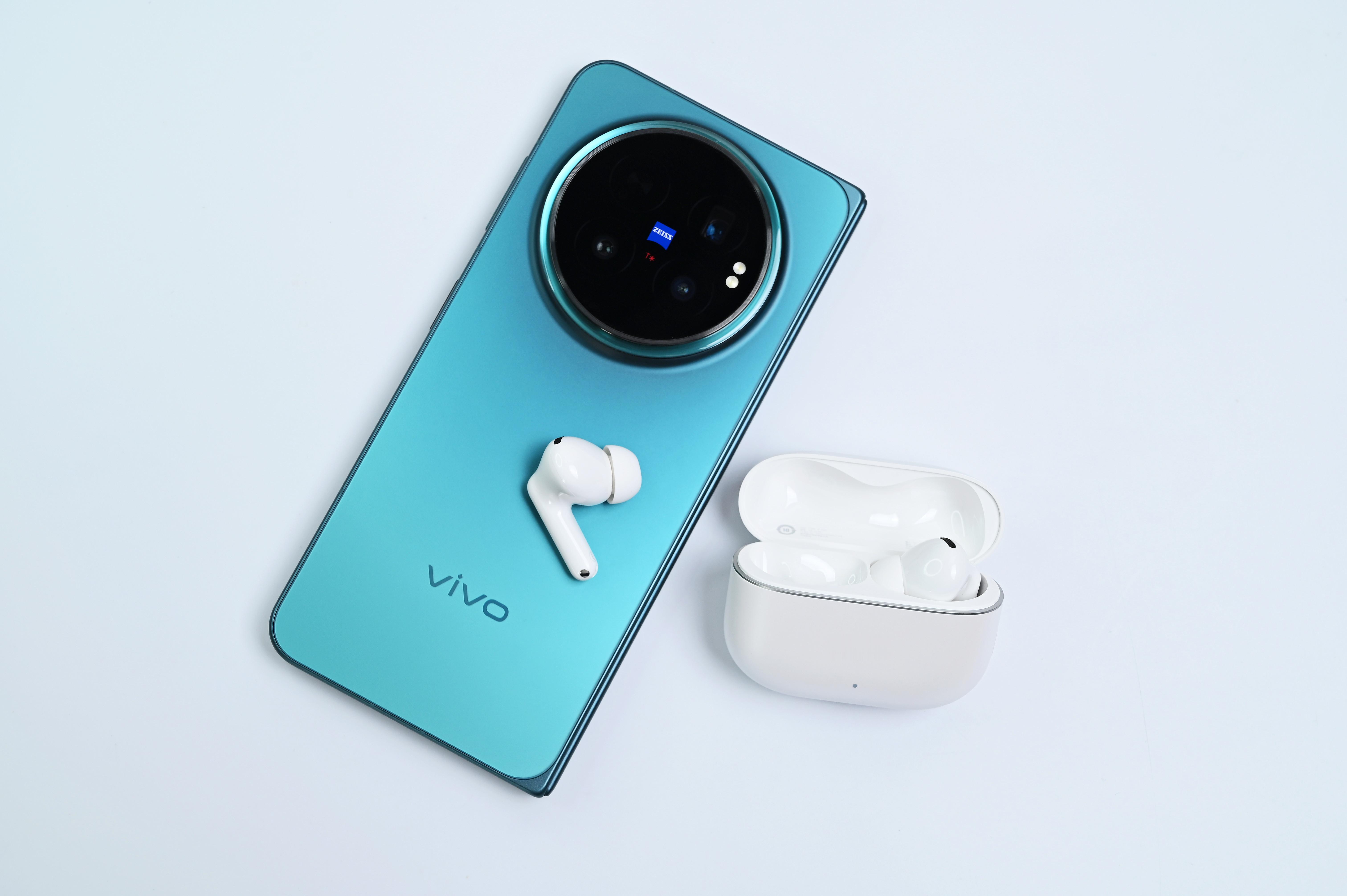 来来来，给大家分享一组vivo TWS 5 Pro原声白图赏。白色的机身上有种磨