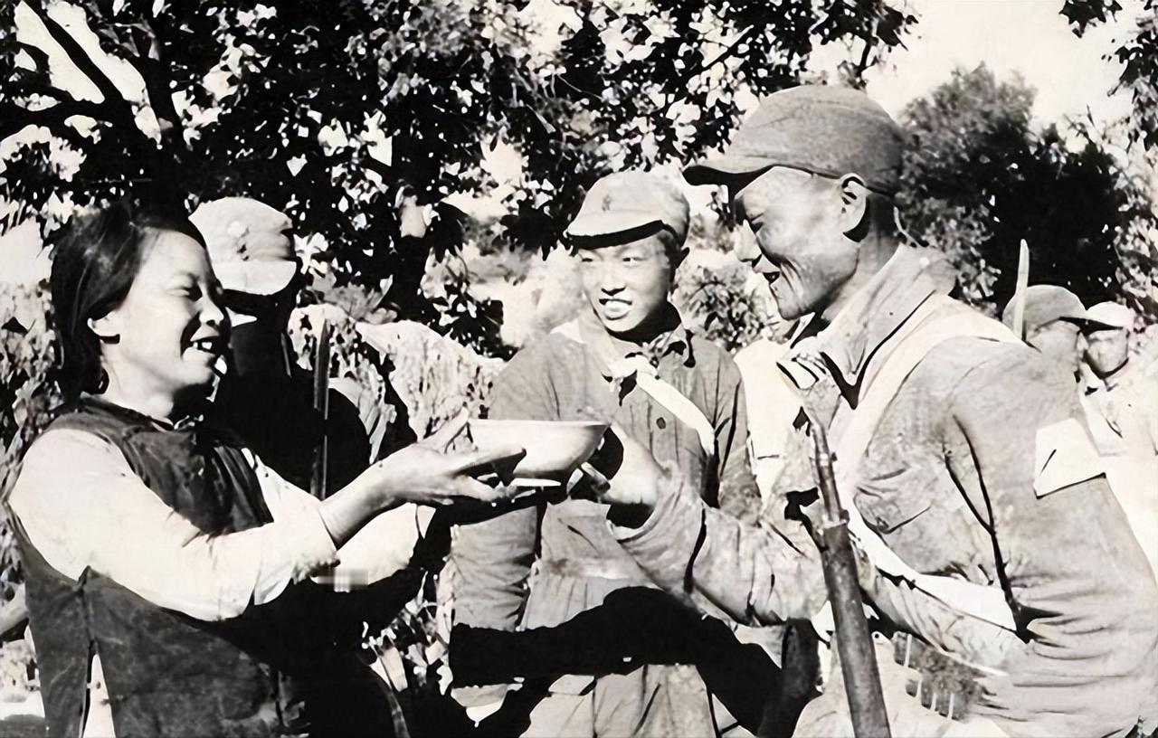 1944年冬天，几位八路军路过周大娘家讨水喝，热情心善的周大娘连忙将他们请进家中