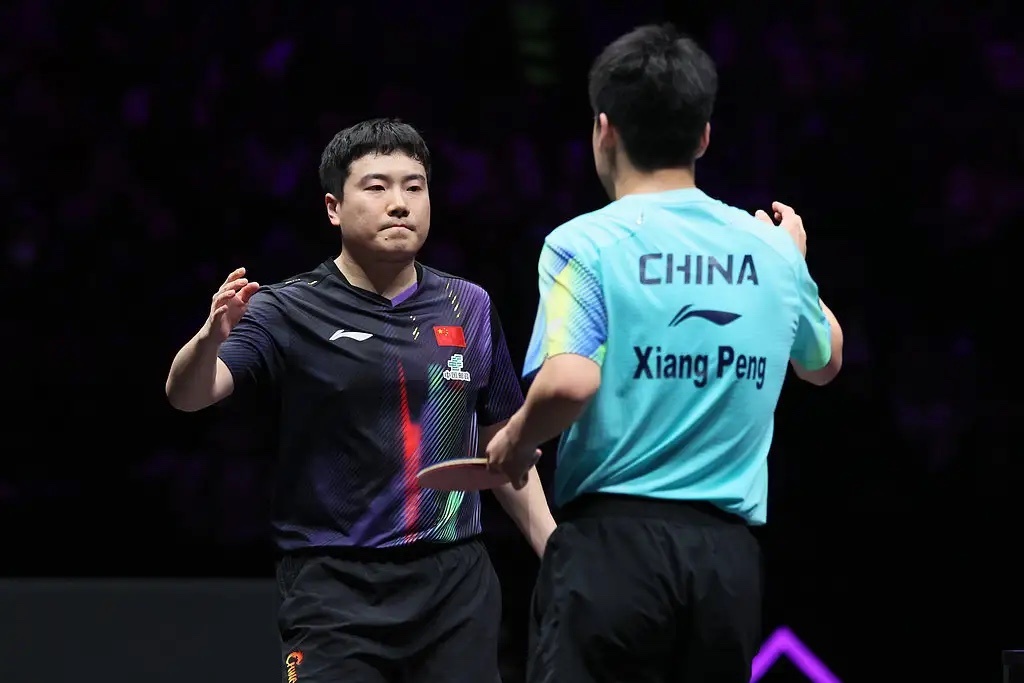 🔥WTT重庆冠军赛：梁靖崑3-1逆转向鹏晋级16强！新王追分仍难挡老将稳健发挥