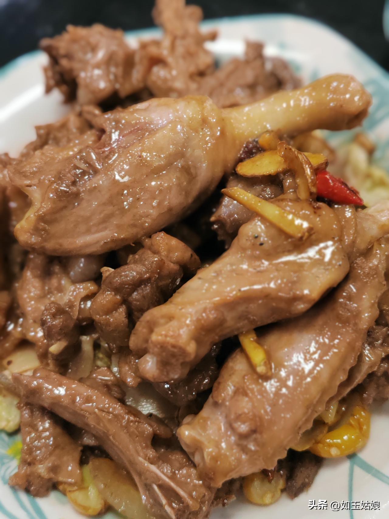 接着倒入一瓶啤酒，啤酒的量要没过鸭肉。加入生抽、老抽、冰糖调味，小火慢炖40分钟