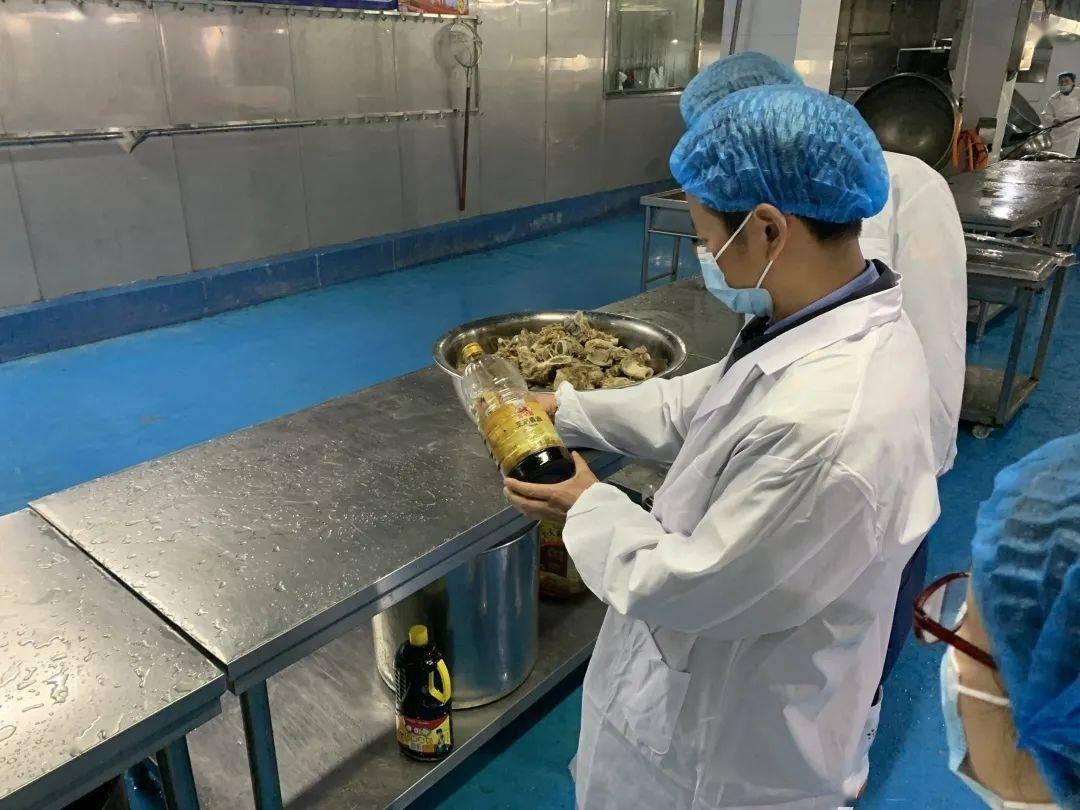现在越来越多中小学，宁愿让学生外卖就餐、家长送餐，也不再开办校内食堂。我在教育系