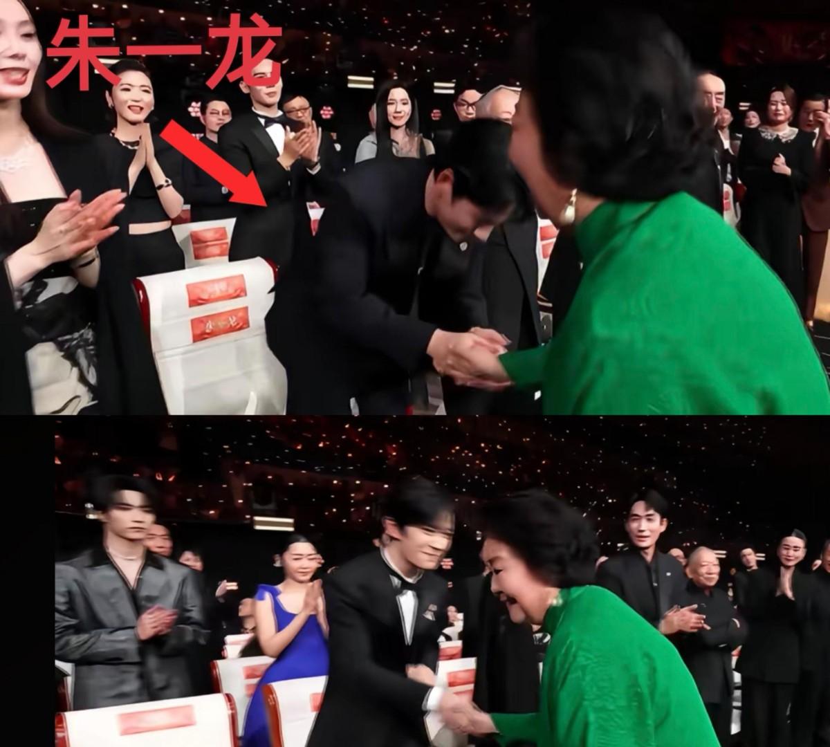 一场颁奖礼，有人全程弯腰，有人抬手两秒就放下的画面，在热搜上挂了整整一天。
戳穿