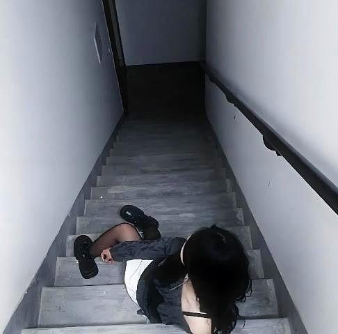 “白嫖上瘾了？”江苏昆山，一女子酒后摸黑从消防通道下楼扔垃圾，一脚踩空，滚下18