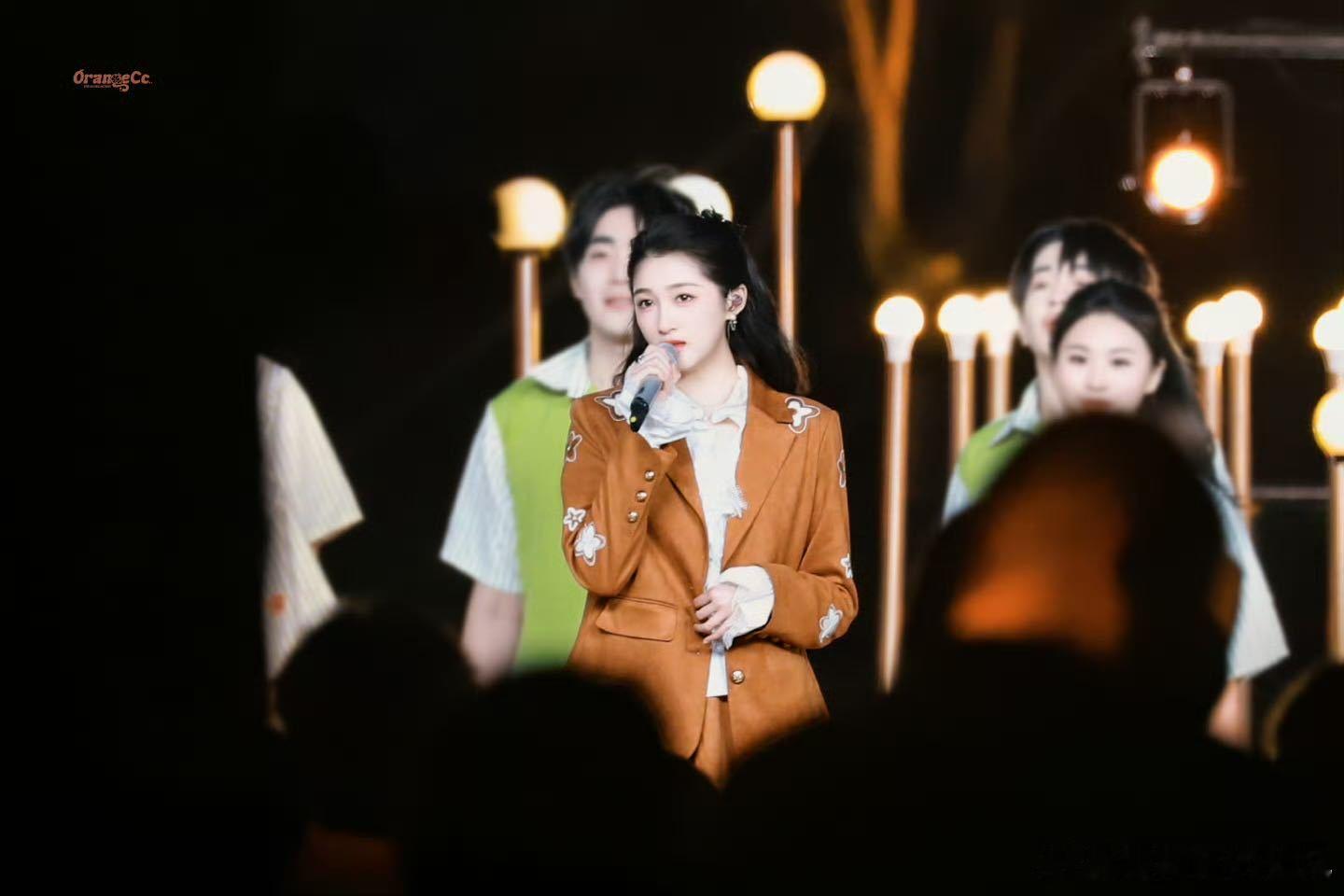 关晓彤五四晚会录制路透关晓彤真的好优秀，完全是全面开花，看到这次的造型也是一下子