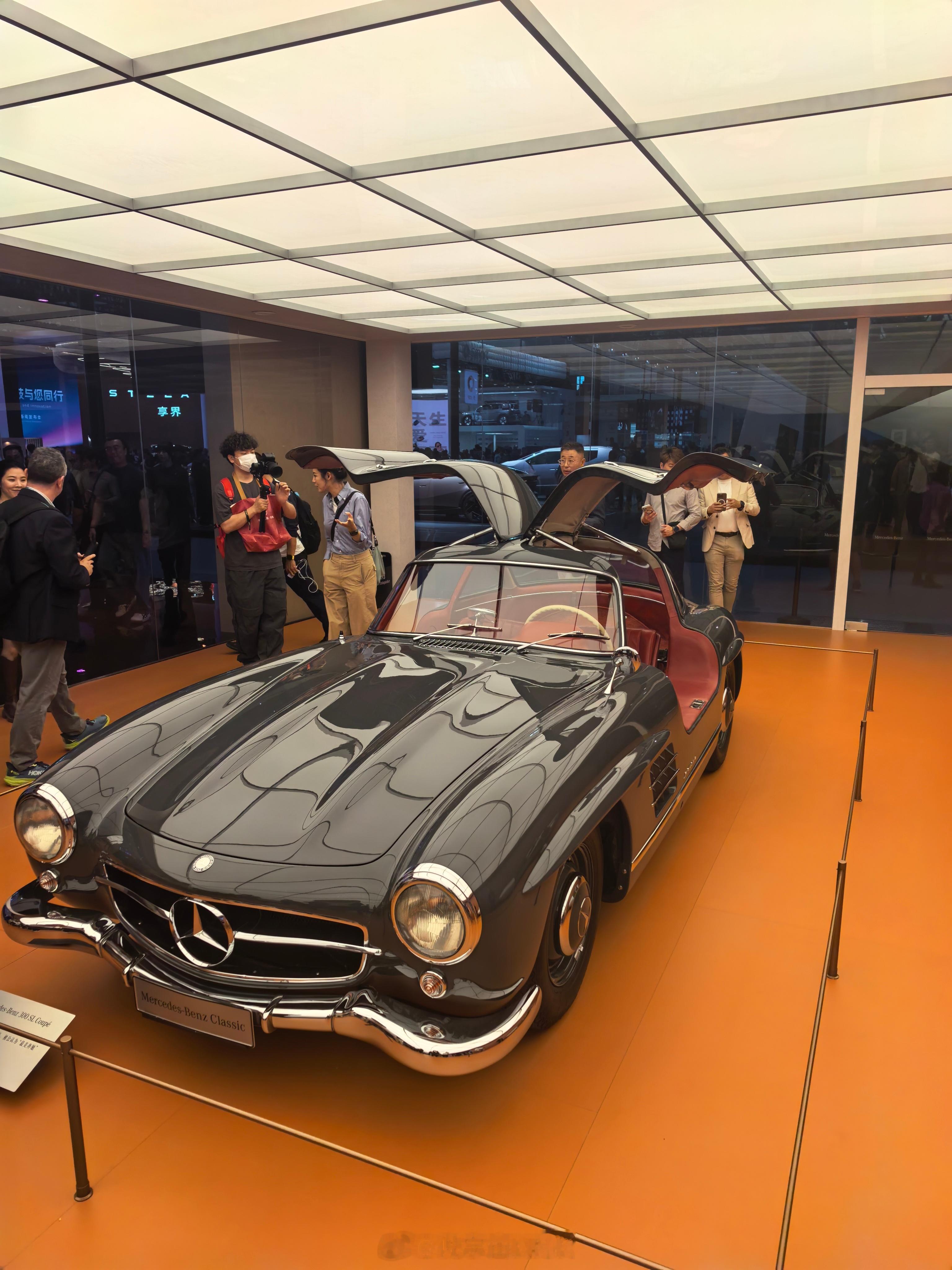 我人生的第一台车是奔驰快十年了！ 这一次北京车展，逛了逛奔驰展台，看到很多dre