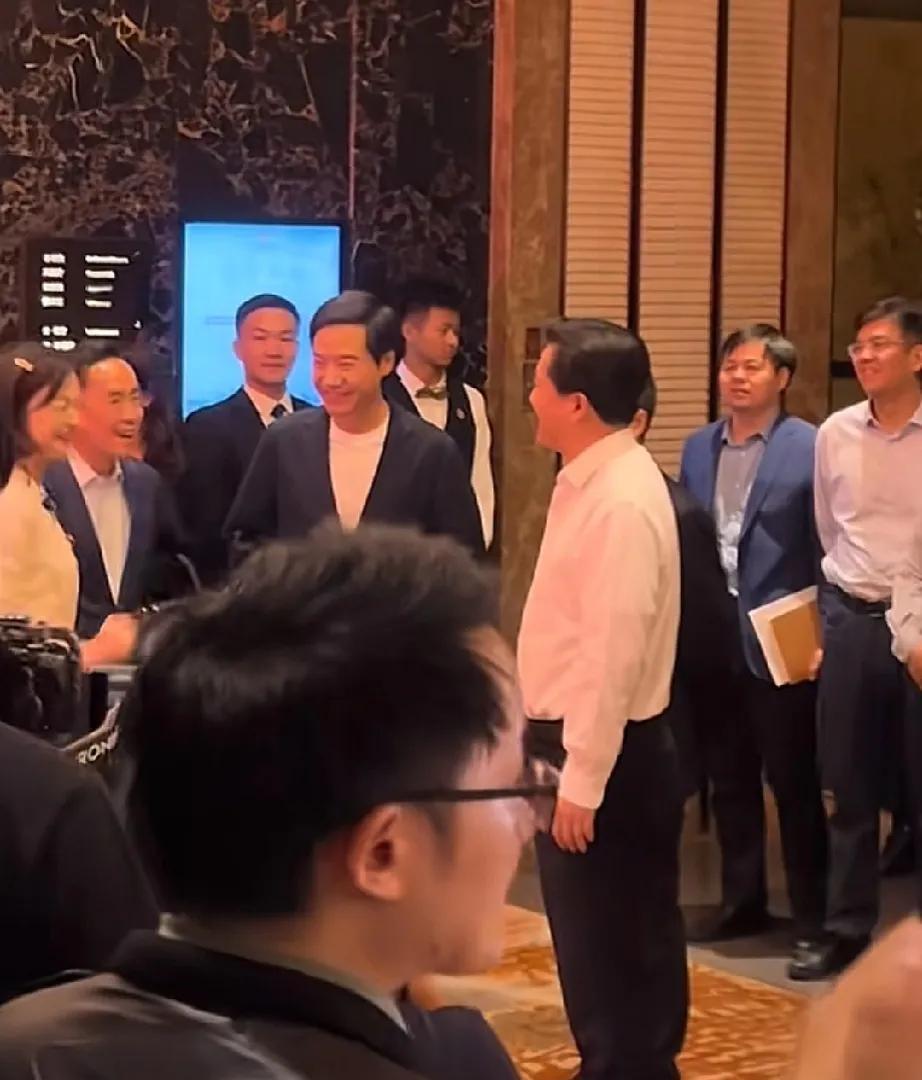 想知道为什么雷总能和书记谈笑风生，完全不输气场？
这个位高权重的男人，他不仅是全