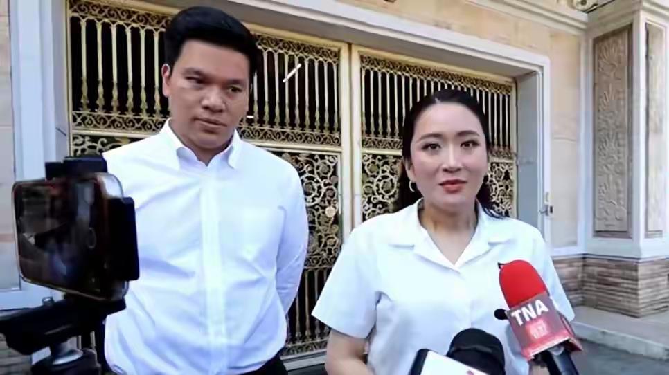 泰国前总理佩通坦夫妇偕同他信的律师，一同前往泰国曼谷监狱探望他信。自他信于202