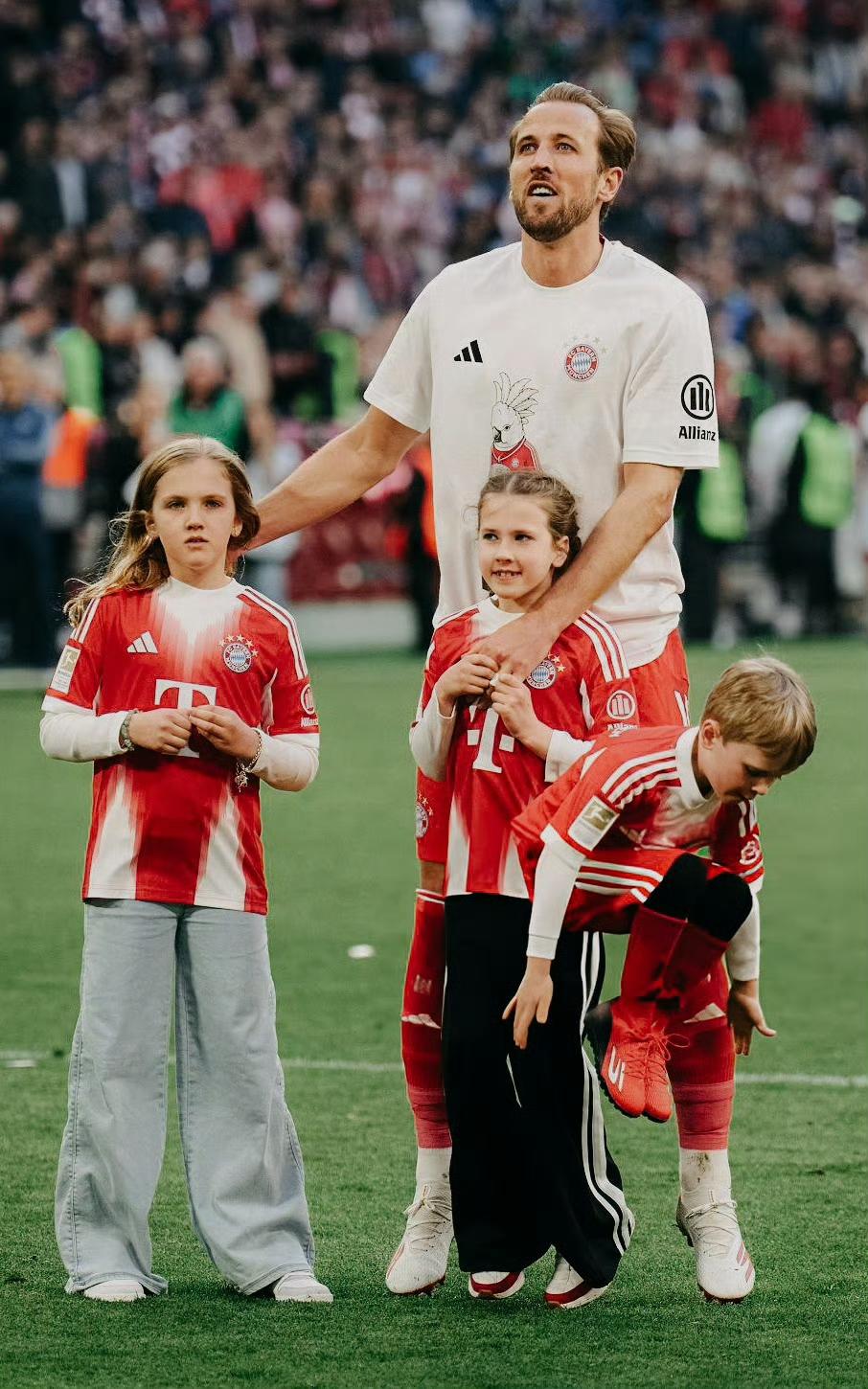 凯恩的苦日子过完了，拜仁提前四轮轻松德甲夺冠，凯恩不断刷新进球纪录。如果欧冠和世