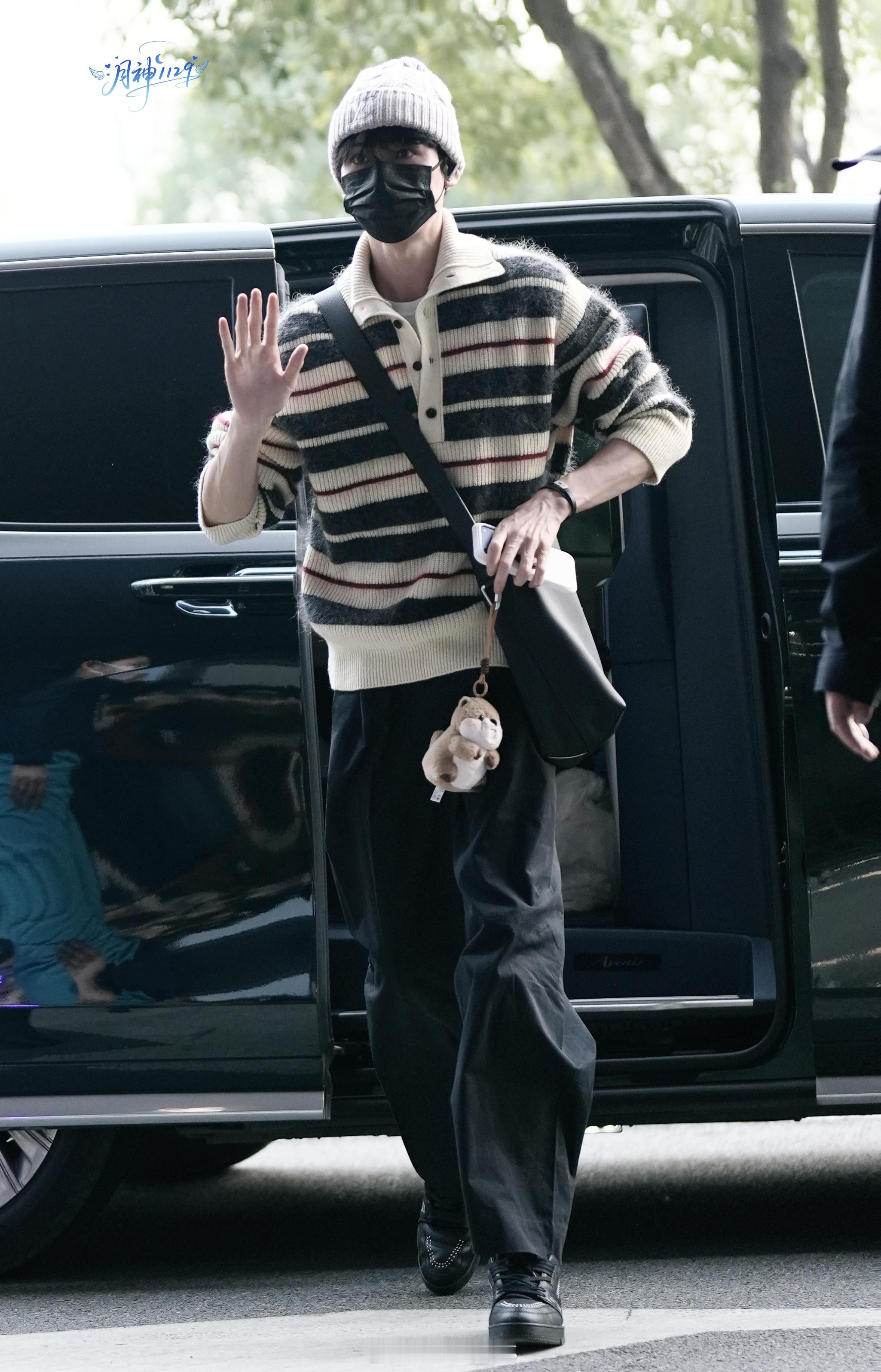 龚俊出发参加星光大赏路透来啦！期待龚俊星光大赏红毯造型呀！ 星光大赏出发