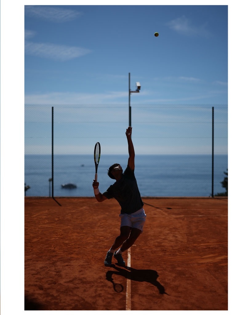 蒙特卡洛乡村俱乐部，不愧是全世界最出片的网球场。一组镶嵌在蓝天碧海红土之间的阿卡