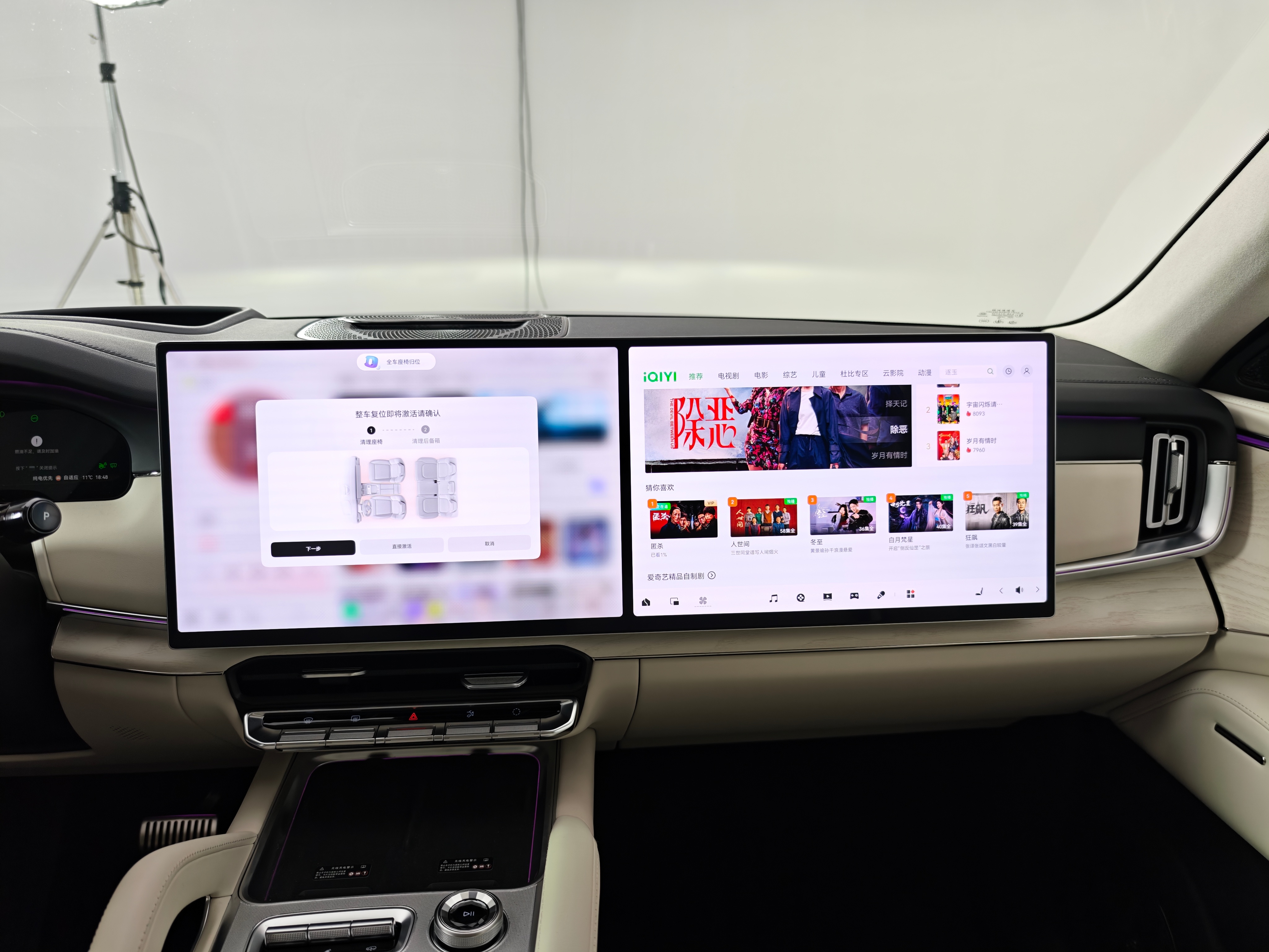 现在新能源车审美趋同化往燃油车的风格走一走是个好路线外观大家都能接受，车内全是物