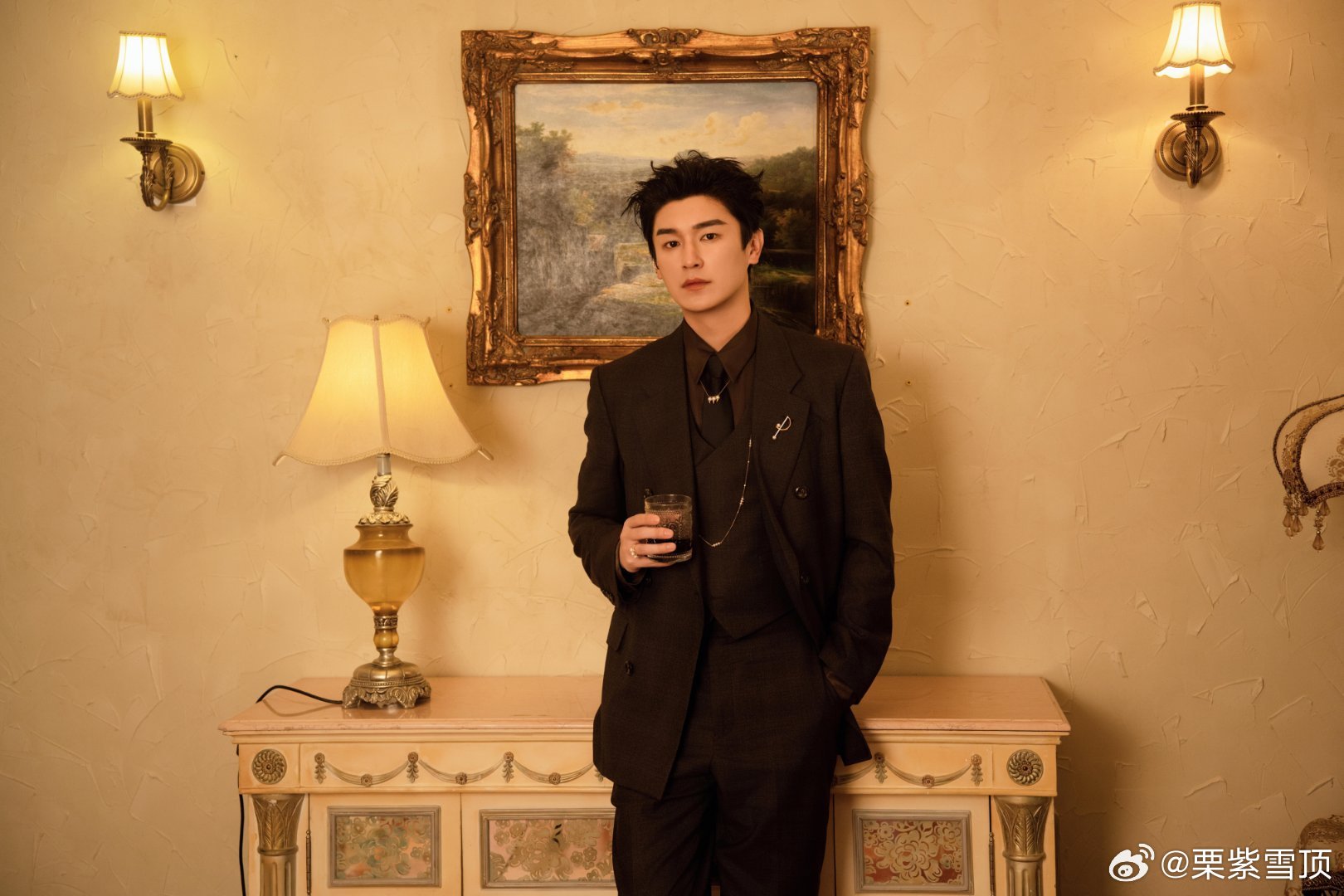 谁来懂一下杨旭文这个耳骨夹 他真的好会挑配饰耳骨夹成点睛之笔了， 红毯造型太能打