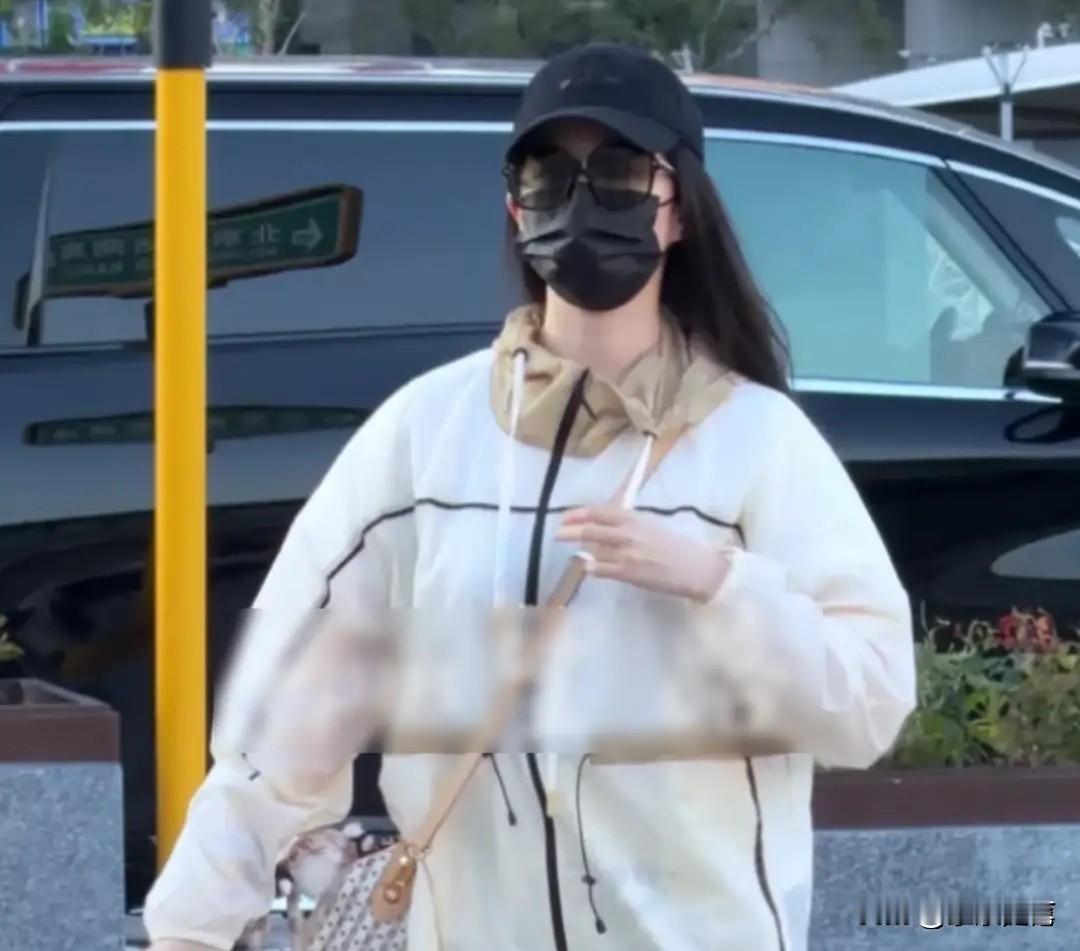 成都街头偶遇刘亦菲，一身接地气的穿搭却引爆热议。那件被扒出仅46元的平价上衣，在