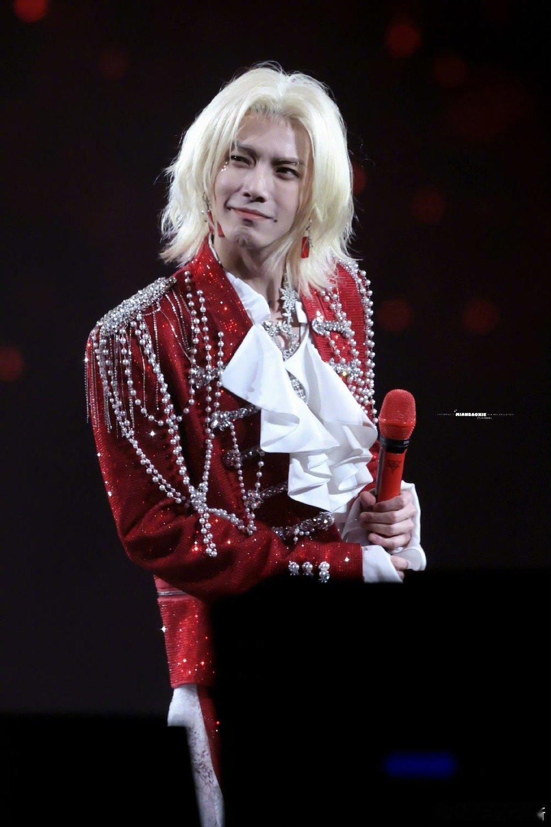 华晨宇星芒红宝石 华晨宇把红宝石穿身上了！这身红色亮片西装在灯光下折射出万千星芒