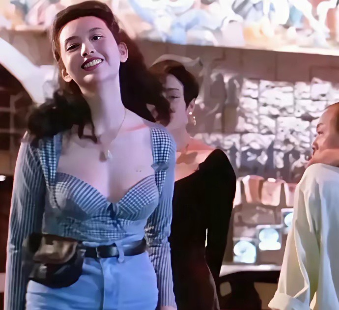 邱淑贞早年的身材真的是老天爷赏饭吃！凹凸有致的曲线刚刚好，丰腴又不臃肿，娇俏又带