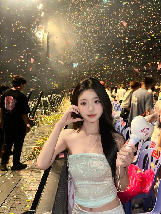 来见耳机里的人啦🎧