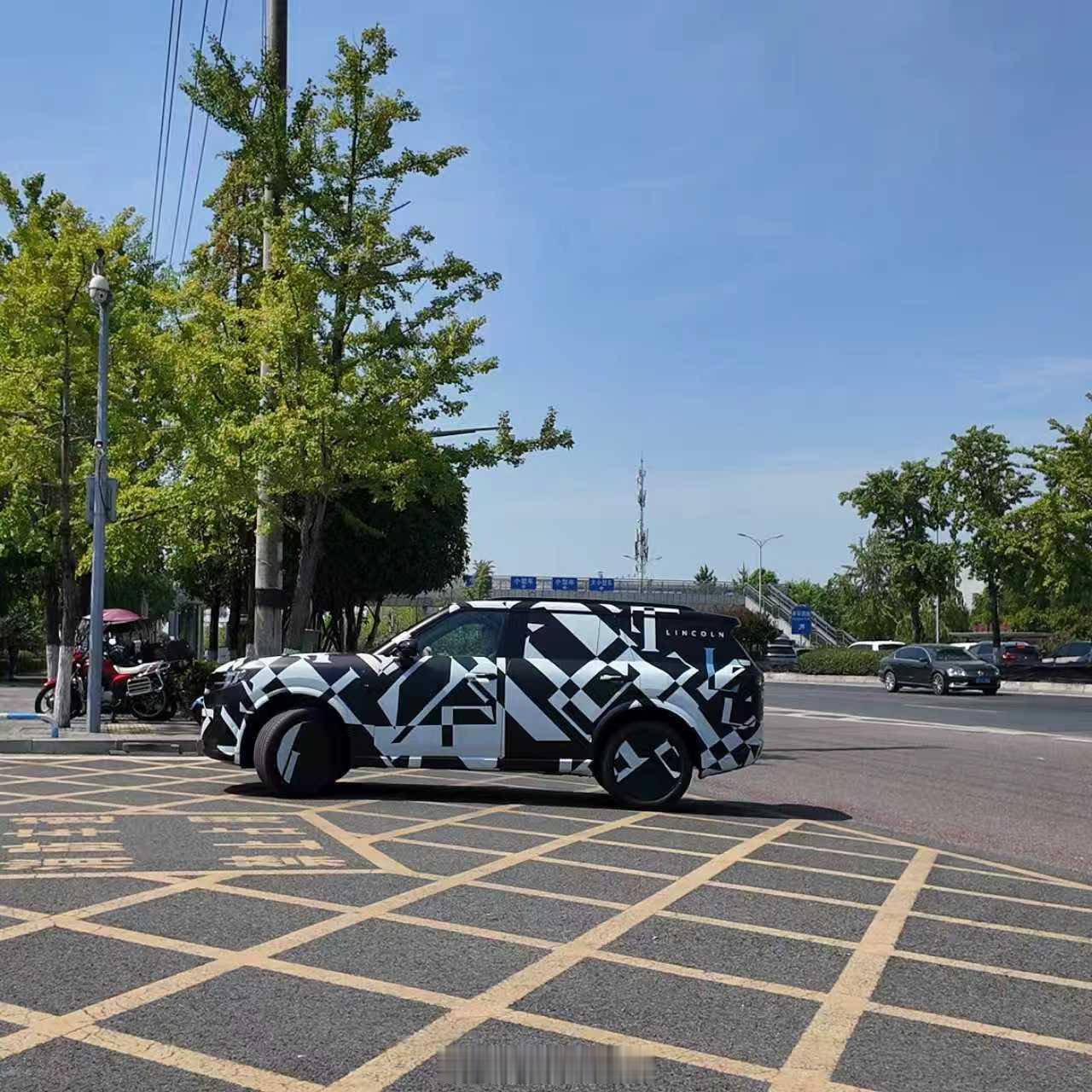 厉害的网友继续发力，路遇林肯新款SUV，这比例有点好看。 ​​​