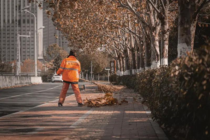 四川眉山这事儿真挺让人无语。有网友发视频，好多环卫工拿高压水枪冲泛黄的银杏叶，叶
