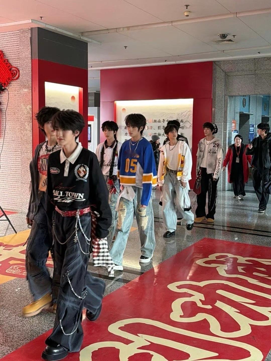 好青春的妆造TF家族四代川渝春晚路透TF家族四代川渝春晚妆造