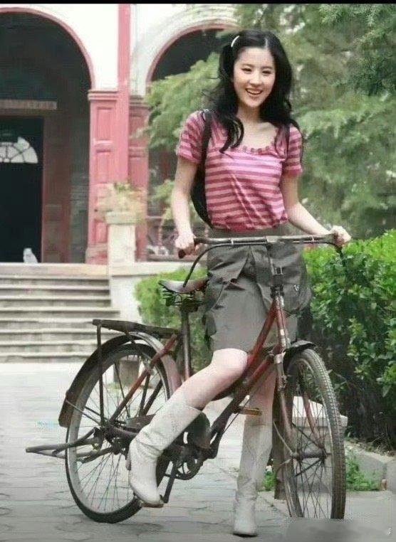 刘亦菲读书的时候，应该全校的男生都暗恋她吧！ 