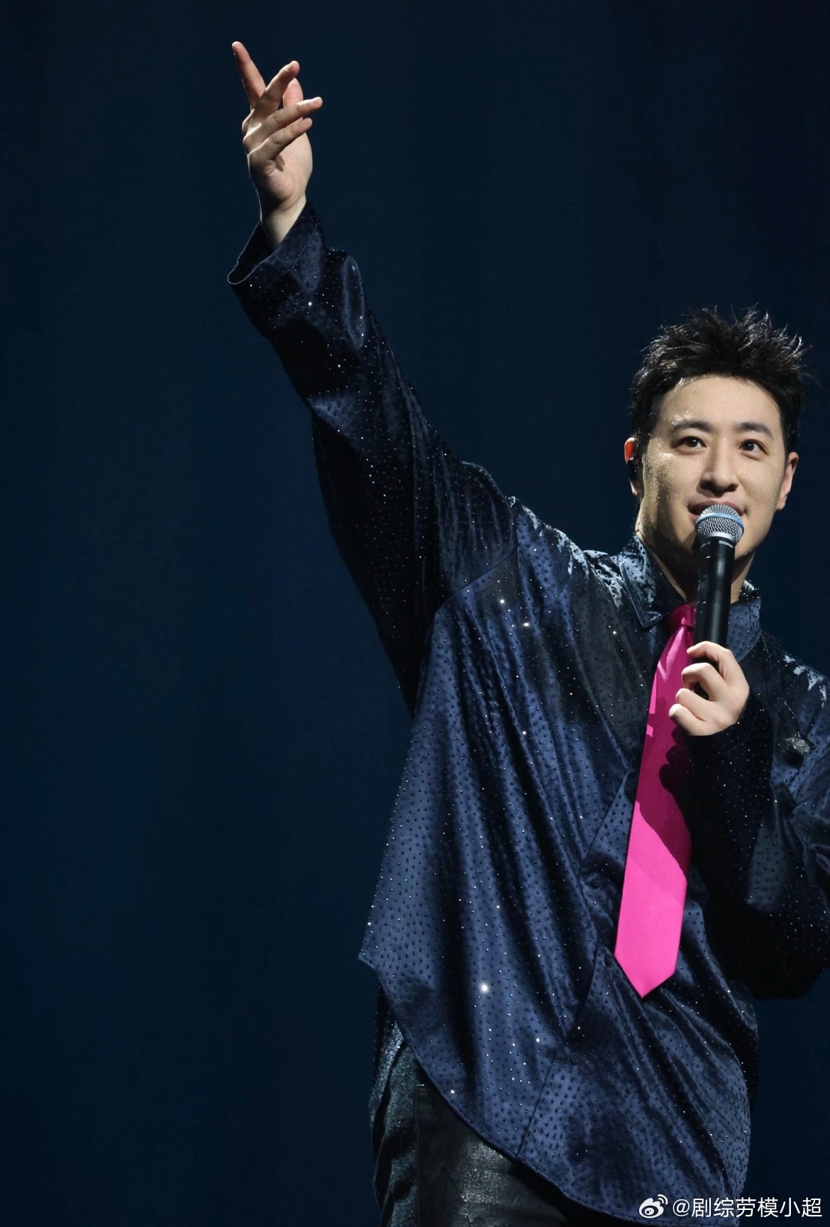 潘玮柏演唱会11路纯人工花车潘玮柏被新舞台背刺了 本来还在感慨本次巡演舞美规格超