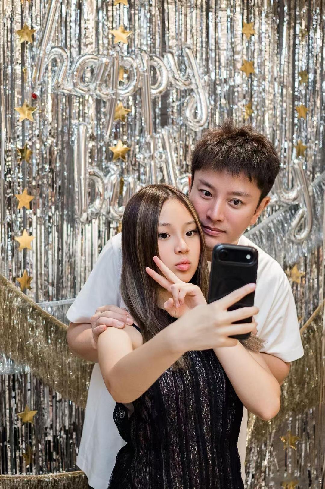 父母合体为甜馨庆生爸妈合体给甜馨庆生，一家人整整齐齐就是最好的生日礼物。甜馨和爸