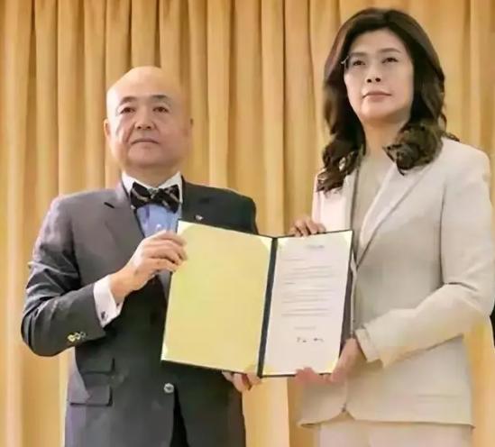 郑丽文这回彻底不装了？前脚给日本捐款100万，后脚就向窜台的自民党“献媚”。
