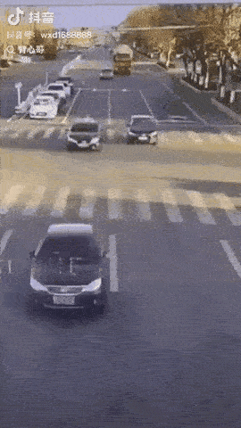 这小车全责不过分吧，实现变道、不按导流线行车，实在是躲不过去啊