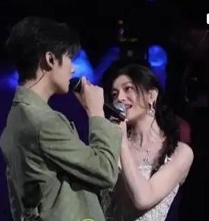 2月5日微博之夜，陈妍希、周柯宇合唱《狙击蝴蝶》片尾曲《早安晚安》，灯暗靠肩、全