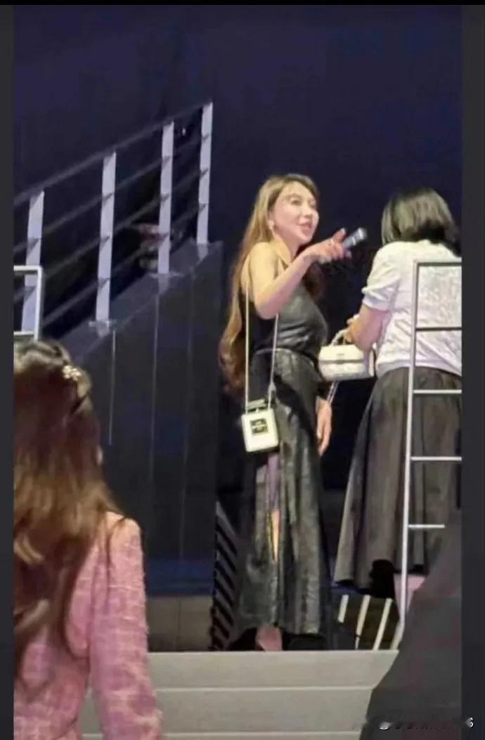 黄晓明啊，他可是没想到这跟叶柯官宣了之后，这女人搞出了个大动静！这跟离开秦岚后的