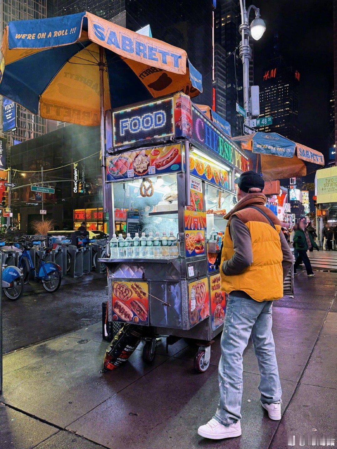 陶喆穿成了美式热狗 陶喆在北美巡演变身超萌“美式热狗boy”！小黄马甲像热狗面包