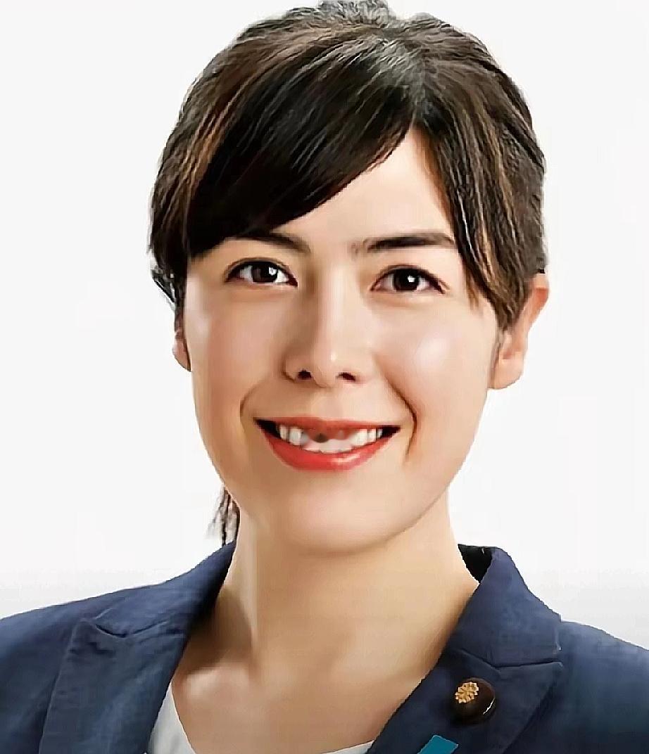 小野田纪美跳出来替高市早苗擦屁股了。
她说中国老是用经济当成武器。
​我很想对这