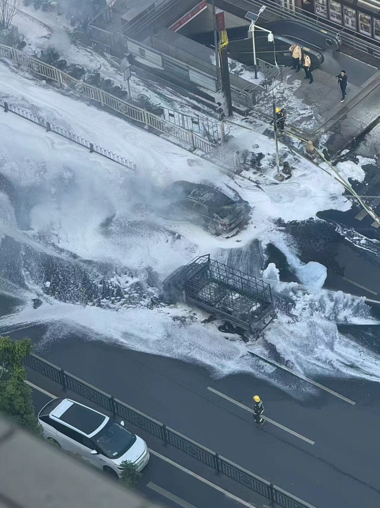 广州消防通报：今天13时41分，广州消防支队指挥中心接报海珠区工业大道五一新村小