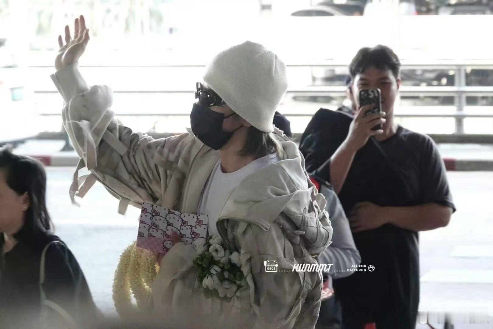 蔡徐坤泰国人山人海的含金量 泰粉用实际行动证明对蔡徐坤的爱，现场人山人海，每一个
